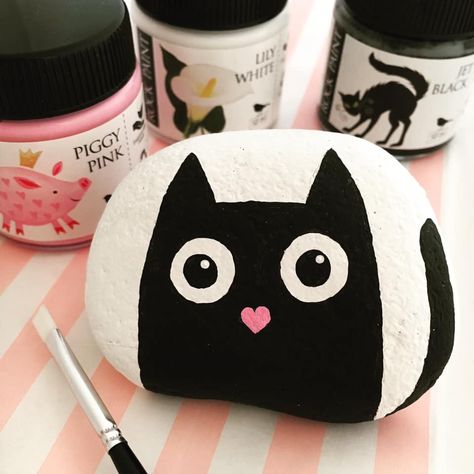 Pink Rock Painting Ideas, Black Rock Painting Ideas, Rock Painting Cats, Cat Painted Rocks, Cat Rock Painting, Cat Rock, Diy Rock Art, Painted Rock Animals, Stone Art Painting