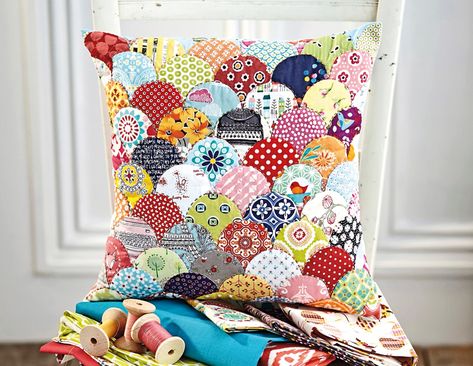 Clamshell quilt pattern: free templates how to make a clamshell cushion Jo Avery, Hexagon Template, Panda Quilt, Quilt Cushion, Clamshell Quilt, Basic Quilt, Japanese Quilts, Quilt Magazine, Patchwork Cushion