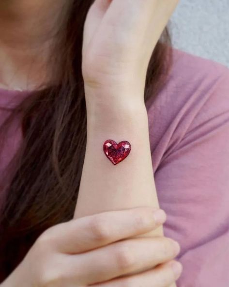 Garnet Tattoo, Ruby Tattoo, Gem Tattoo, Crystal Tattoo, Diamond Tattoos, Tatuaje A Color, Lily Tattoo, Astuces Diy, Bad Tattoos