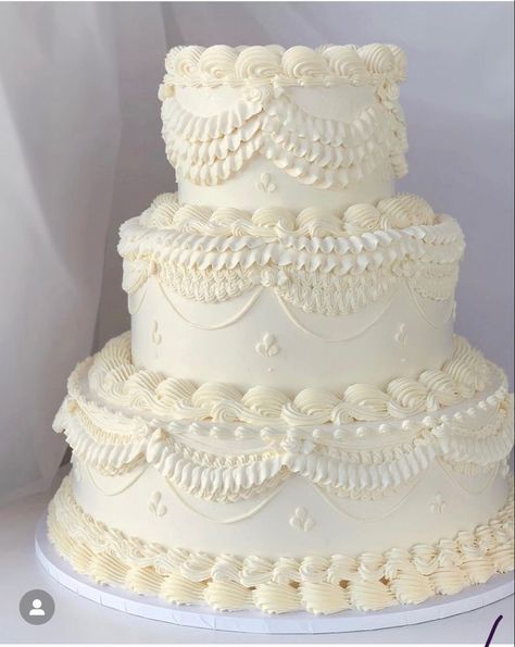 Wedding Cake Piping, Victorian Wedding Cakes, Victorian Cakes, Bolo Vintage, Wedding Cake Pearls, Cake Piping, 3 Tier Wedding Cakes, Classic Wedding Cake, Dream Wedding Cake