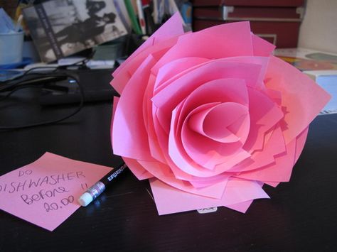 Rose it Post It Art, Valentines Roses, Paper Roses, Flower Tutorial, Post It Notes, Diy Flowers, Flower Crafts, Flower Making, Post It