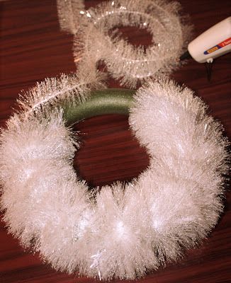 Julkransar Diy, Couronne Diy, White Garland, Garland Wreath, White Wreath, Christmas Wreaths To Make, Xmas Wreaths, Diy Garland, Noel Christmas