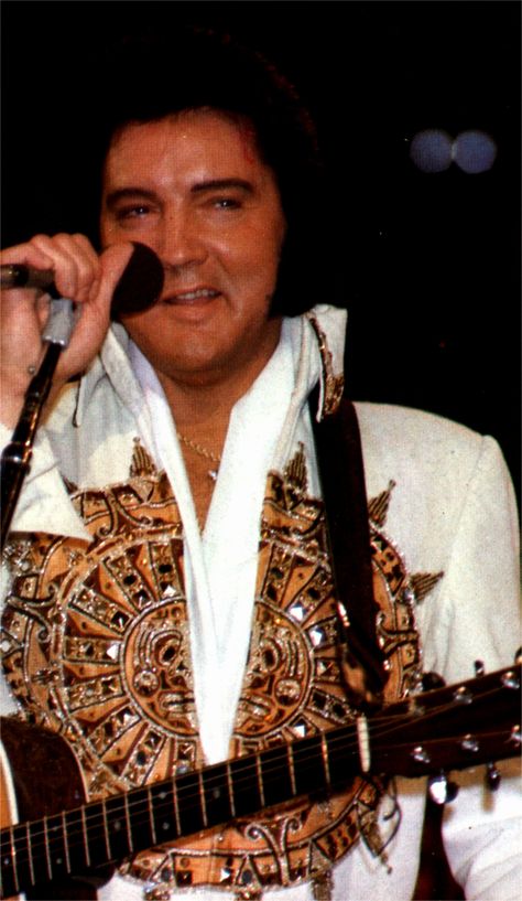 Elvis in concert in june 1977 , for the CBS t-v special ( Elvis in concert ) Elvis Presley Last Concert, Colonel Parker, Elvis Presley 1977, Presley Smith, Elvis Presley Concerts, Elvis Jumpsuits, Elvis Presley Family, King Elvis Presley, I Love Elvis