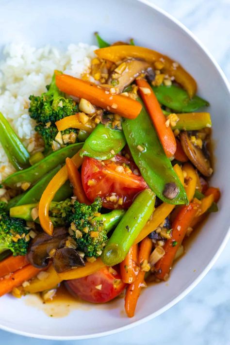 Garlic Ginger Veggie Stir Fry Asian Veggie Stir Fry, Ginger Stir Fry Sauce, Ginger Stir Fry, Easy Vegetable Stir Fry, Stir Fried Veggies, Heathy Eats, Veggie Stir Fry Recipes, Fried Veggies, Vegetable Stir Fry Recipe