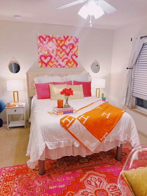 Pink Dorm Rooms, Preppy Bedroom Decor, Dorm Room Styles, Pink Dorm, Preppy Bedroom, College Room Decor, College Dorm Room Decor, Dorm Room Designs, Dorm Room Inspiration