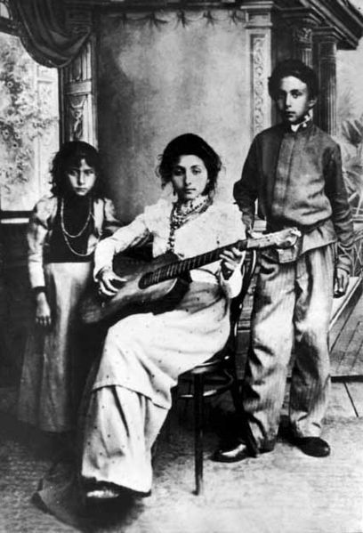 Roma family in Nova Oskol, early 20C. ALady. zigane_018 Romani People, Roma People, Foto Transfer, Belly Dancers, White Photo, Old Photos, Vintage Photos, Guitar, Black And White