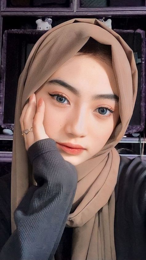 Peekaboo Color, Video Hijab, Foto Cewek Hijab Aesthetic, Blue Black Hair, Dark Blue Hair, Neutral Blonde, Peekaboo Hair, Latest Hair Color, Hijab Aesthetic