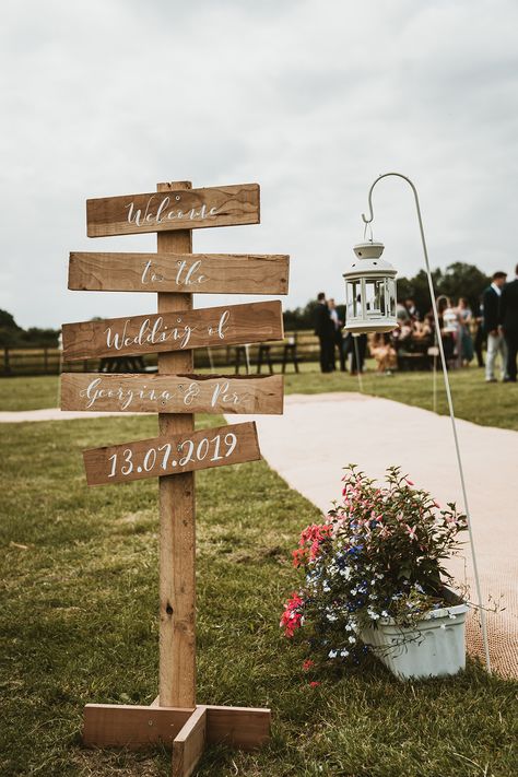 Pallet Wedding Signs, Rural Wedding, Pallet Wedding, Wedding Signs Diy, Jewel Tone Wedding, Wood Wedding Signs, Rustic Wedding Signs, Tipi Wedding, Wedding Entrance