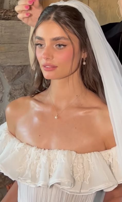 Sleek Wedding Makeup, Natural Glowing Wedding Makeup, Simple Clean Bridal Makeup, Pink Makeup Looks Bridal, Natural Bridal Makeup Round Face, Natural Bridal Hair And Makeup, Wedding Clean Makeup, Minimalist Makeup Wedding, Youthful Wedding Makeup