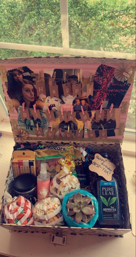 Bestie B Day Gifts, Bsf Birthday Present Ideas, Birthday Present For Your Best Friend, Happy Birthday Box Best Friend, Gift Basket For Bff Birthday, Presents For Best Friends 18th Birthday, Cute Birthday Box Ideas, Special Birthday Presents, 18th Bday Gift Ideas For Best Friend