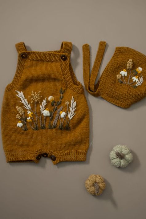 Floral Knitting Pattern, Embroider Baby Clothes, Baby Clothes Knitting Patterns, Baby Knitting Ideas, Crochet Baby Stuff, Embroidery On Knit, Embroidered Knitwear, Embroidery Baby Clothes, Embroidery Knitwear