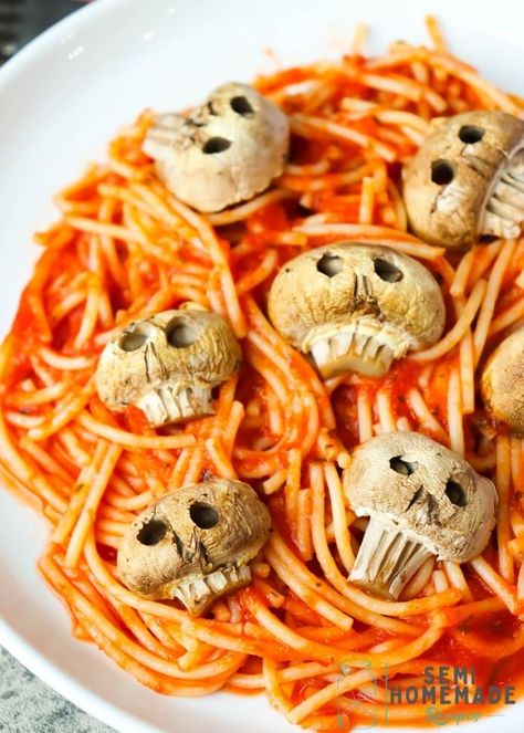 Mushroom Skull Spaghetti - White Mushrooms are easily carved and baked to look like tiny skulls then served with spaghetti for a creep, spooky Halloween dinner. Halloween Shaped Food, Spagetti Halloween, Halloween Vegan Recipes, Halloween Salads, Spooky Foods For Halloween, Spooky Dinner Ideas, Halloween Sausage, Halloween Recipes Dinner, Spooky Pasta