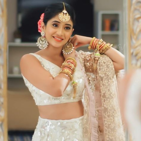 Naira Outfits In Yrkkh, Yrkkh Outfits Naira, Naira Outfits, Naira Dresses, Kaira Pics, Naira Yrkkh, Indian Bride Makeup, Shivangi Joshi, Traditional Indian Outfits