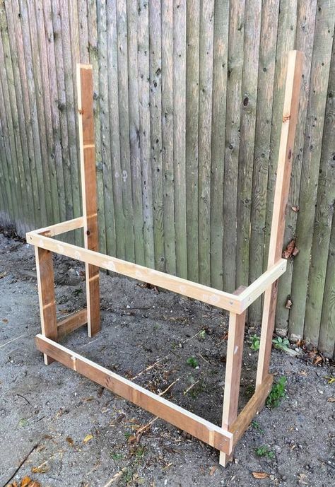 A DIY tutorial to build a kids play market stand. Make this generous sizes kids play stand perfect for all things pretend play. Play Market Stand, Portable Bar Ideas, Pallet Stand, Cocoa Stand, Diy Kids Playground, Diy Lemonade Stand, Black Chalkboard Paint, Post Prom, Christmas Booth