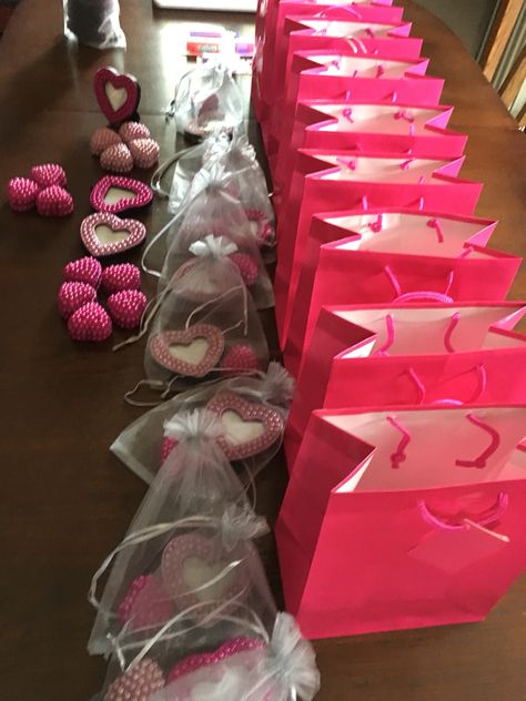 Sweet Sixteenth Birthday Ideas, Goodie Bags For Teens, Y2k Goodie Bags, Party Bag Ideas For Teens, Y2k Party Favors, Sweet 16 Gift Bags Ideas, Sweet 16 Party Bag Ideas, Sweet 16 Swag Bag Ideas, Sweet 16 Party Favors Ideas Goody Bags