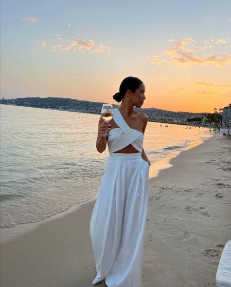 White Beach Outfit, Bali Outfits, Bali Outfit, Thailand Outfit, Dubai Outfits, Sunset Dinner, Greece Outfit, Beach Party Outfits, Outfit Dinner