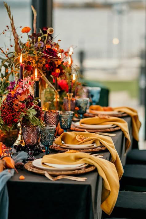 Fall Table Scape, Autumn Tablescapes, Dinner Party Table Settings, Winter Tablescapes, Fall Wedding Tables, Fall Dinner Party, Autumnal Wedding, Backyard Reception, Thanksgiving Tablescape