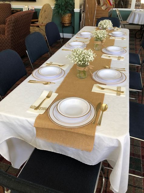 White And Gold Table Decor Simple, Burlap Centerpieces Table Decorations, Cheap Wedding Table Cloth Ideas, Graduation Table Cloth Ideas, Brown And White Centerpieces, Burlap Table Decor, Burlap Party Decorations, Burlap Runners On Tables, White And Burlap Table Setting