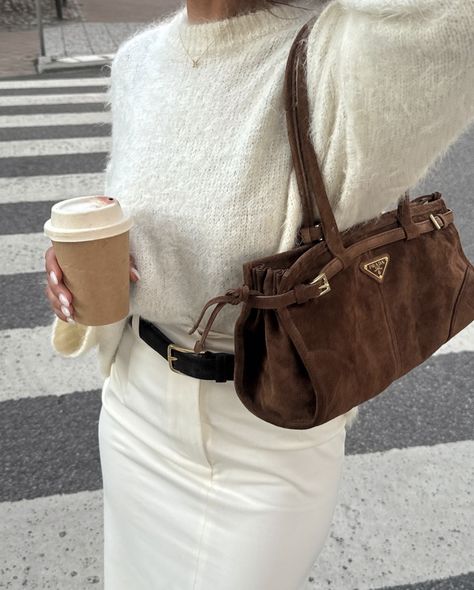 outfit inspo, cute outfit inspo, cute outfit idea, fall outfit, autumn, fall bag, suede bag, leather bag, london outfit, autumn outfit, fall, fall time, fall aesthetic Suede Bag Outfit, Brown Suede Skirt, Purse Outfit, Suede Outfit, Skirt Outfits Fall, Timeless Outfits, White Denim Skirt, Beige Outfit, Suede Bag