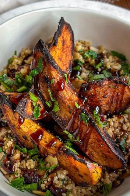 FeedFeed | Vegan on Instagram: "Give thanks with every forkful of @jackfruitfulkitchen's holiday-inspired grain bowl featuring golden-roasted acorn squash, sautéed garlic, shallots, almonds, dried cranberries, and a drizzle of balsamic reduction—a delicious celebration of wholesome, seasonal goodness! 🍂🍽️ INGREDIENTS: 1/2 cup brown rice 1/2 cup quinoa 2 cups vegetable broth or water 1 carnival or acorn squash, sliced into 1” thick wedges 1 tablespoon olive oil or coconut aminos 1 teaspoon kosher salt 1 teaspoon black pepper 1 teaspoon cinnamon 1 teaspoon paprika 4 garlic cloves, minced 1 large shallot, sliced ` 1/4 cup sliced almonds 1/4 cup dried, unsweetened cranberries 1/4 cup fresh parsley, finely chopped 1/4 cup balsamic reduction, for topping RECIPE: 1. Preheat the oven to 450°F a Rice And Quinoa, Grain Bowl Recipe, Autumn Squash, 2023 Recipes, Complex Carbs, Main Course Dishes, Coconut Aminos, Balsamic Reduction, Quinoa Bowl