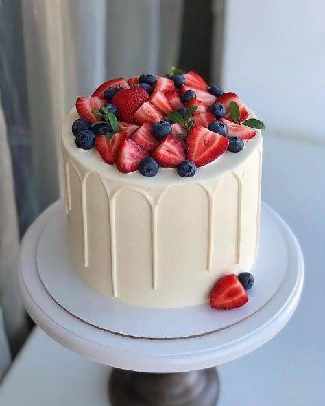 Bolo Simpsons, Fruit Cake Design, Fresh Fruit Cake, Elegant Birthday Cakes, Creative Birthday Cakes, Simple Birthday Cake, Pretty Birthday Cakes, Cute Birthday Cakes, Cake Inspo