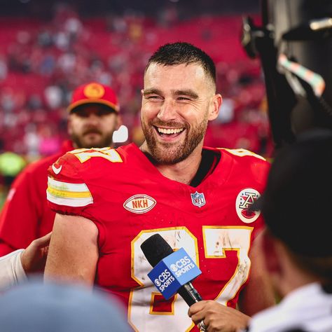 Kelce Chiefs, Preppy Basics, Travis Taylor, Taylor Boyfriend, Nfl Football Players, Nfl Kansas City Chiefs, Sports Boys, Chiefs Football, Travis Kelce