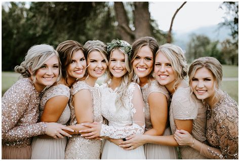 Wedding Poses For Family Group Photos, Natural Wedding Photo Ideas, Formal Wedding Pictures, Wedding Photos 2023, Cool Wedding Photos Bridesmaids, Outside Wedding Picture Ideas, Family Poses Wedding, Family Pictures At Wedding, Fun Wedding Poses For Bridal Party