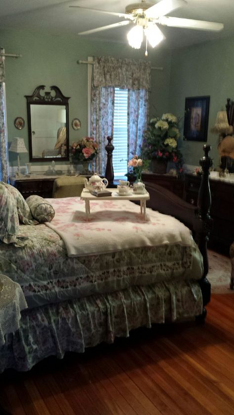 Elder Bedroom Design, Old Lady Room, Lady Room Ideas, Old Lady Bedroom Aesthetic, Granny Bedroom Aesthetic, Bedroom At Grandmas House, Victorian Bedroom Decor, Lady Room, English Cottage Bedroom