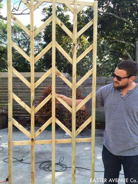 building a tall outdoor chevron herringbone lattice for gardening and planters - Easter Avenue Co on @Remodelaholic Diy Lattice Ideas, Wooden Lattice, Grape Vine Trellis, Trellis Diy, Clematis Trellis, Grape Trellis, Trellis Garden, Vine Trellis, Wall Trellis