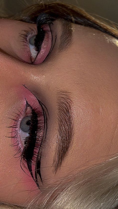 Basic Pink Eyeshadow, Pink Black And White Makeup, Pink Rock Makeup, Black And Pink Goth Makeup, Pink And Black Graphic Liner, Pink Graphic Liner Makeup, Black And Pink Makeup Looks, Pink Emo Makeup, Black And Pink Eyeshadow