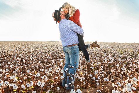 Cotton Photo Shoot Family, Cotton Field Couple Photoshoot, Cotton Engagement Pictures, Engagement Photos In Cotton Field, Couple Cotton Field Pictures, Fall Cotton Field Family Pictures, Cotton Field Engagement Pictures, Cotton Field Family Pictures Outfits, Cotton Field Photoshoot