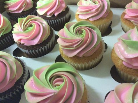 Pink and green swirl cupcakes. Pink And Green Food Ideas, Pink Green Cupcakes, Pink And Green Desserts, Wicked Themed Party Food, Green Swirl Cupcakes, Pink And Green Cakes, Pink And Green Cupcakes, Camouflage Cupcakes, Aka Party