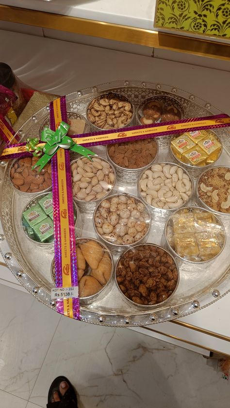 Dry fruits gift pack Tilak Gift Decoration, Dry Fruits Packing Ideas Gift In Jars, How To Pack Dry Fruits For Gift, Dry Fruits Box Packing Ideas Gift, Dry Fruit Tray Decoration Ideas, Dry Fruits Packing Ideas Gift Basket, Engagement Fruits Packing Ideas, Dry Fruits Packing Ideas Gift In Tray, Dry Fruits Packing Ideas Gift Wedding