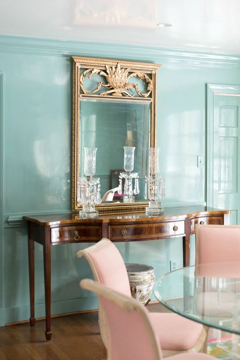 8 Gorgeous Lacquered Walls That Will Make You Want Your Own – SheKnows Lacquer Walls, Green Lacquer, Fine Paints Of Europe, Aqua Decor, Mint Walls, Blue Shelves, Lacquered Walls, High Gloss Paint, Salon Suites