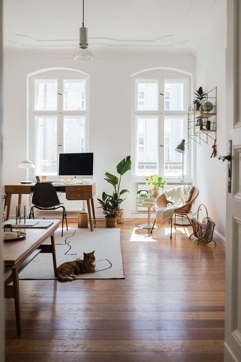 Berlin Apartment with Vintage Flair and Natural Colors Minimalist Appartement, Berlin Life, Dream Apartments, Vintage Apartment Decor, Minimalist Apartment Decor, Minimalist Ideas, Modern Appartement, Minimalist Dekor, Studio Apartment Design