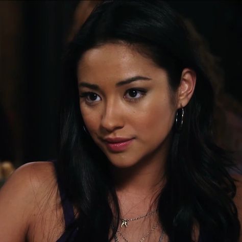 Emily Pretty Little Liars, Emily Fields Icons, Emily Fields Aesthetic, Pretty Little Liars Pfp, Shay Mitchell Pretty Little Liars, Ezria Pll Aesthetic, Ashley Marin Pll, Aria Pll Season 1, Emily Fields