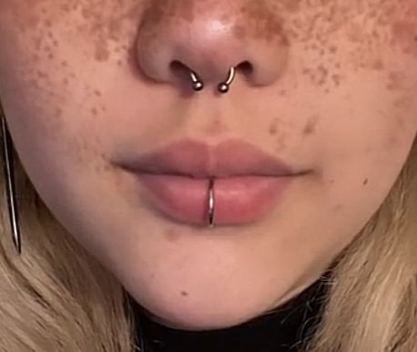 Septum And Lip Piercing Together, Middle Lip Piercing Labret, Multiple Face Piercings, Lip Piercing Middle, Septum And Lip Piercing, Lip And Nose Piercing, Lip Piercings Aesthetic, Face Piercing Ideas, Middle Lip Piercing