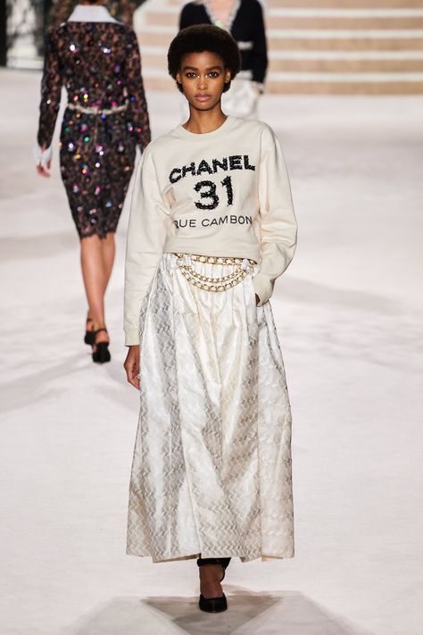 🍸 on Twitter: "Chanel Pre-Fall 2020… " Runway Fashion 2020, Haute Couture Style, Chanel 2020, Chanel Fashion Show, Chanel Runway, Mode Chanel, 2020 Fashion Trends, Chanel Spring, Vogue Germany