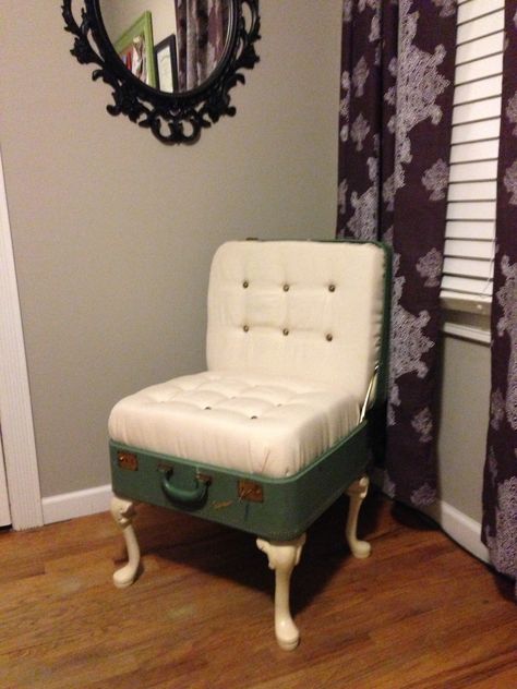 Suitcase Chair, Suitcase Ideas, Cool Swings, Suitcase Decor, Recycle Sculpture, Diy Suitcase, Deco Chairs, Upcycled Furniture Diy, Old Suitcases