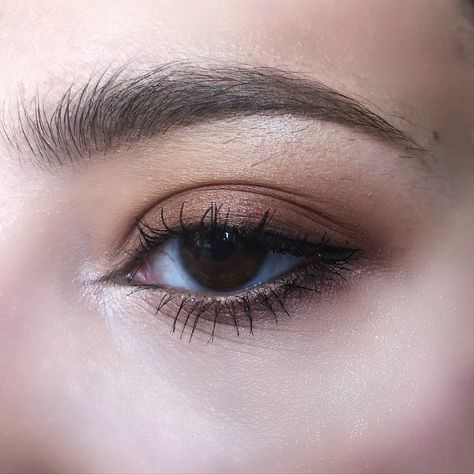 Rustic Eyeshadow Look, Brown Eye Makeup Eyeliner, Smokey Eye Makeup Subtle, Minimal Dark Eye Makeup, Basic Brown Eyeshadow, Brown Simple Eye Makeup, Casual Brown Eye Makeup, Soft Dark Eye Makeup, Brown Eyeshowdow Looks