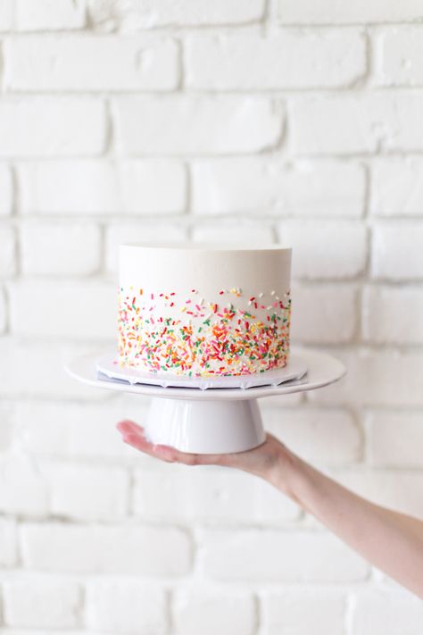 Simple First Birthday, Modern Birthday Cakes, Sprinkles Birthday Cake, White Birthday Cakes, 1st Birthday Photo, Birthday Photo Shoot, Smash Cake Girl, First Birthday Photo, Baby Cake Smash