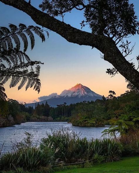 Mount Taranaki, New Zealand Mountains, Hiking New Zealand, Travel New Zealand, The First Kiss, Selena Pictures, Nz Travel, New Zealand Landscape, Pretty Landscapes