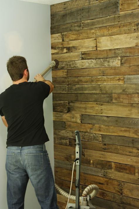 accent wall out of wood pallets. The walls in Denver Aveda Institute have walls with this technique. It is VERY cool looking. Pallet Accent Wall, Diy Accent Wall, Wood Pallet Wall, Fa Fal, Pallet Wall, Chic Living, Pallet Ideas, Wood Planks, Pallet Furniture