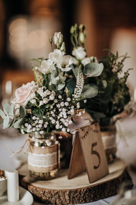 Rustic Wedding Centrepiece Ideas, Rustic Wedding Flower Decor, Rustic Wedding Table Flowers, Rustique Wedding, Natural Wedding Florals, Rustic Flowers Wedding, Flower Centrepiece Wedding, Wedding Rustic Flowers, Rustic Greenery Wedding