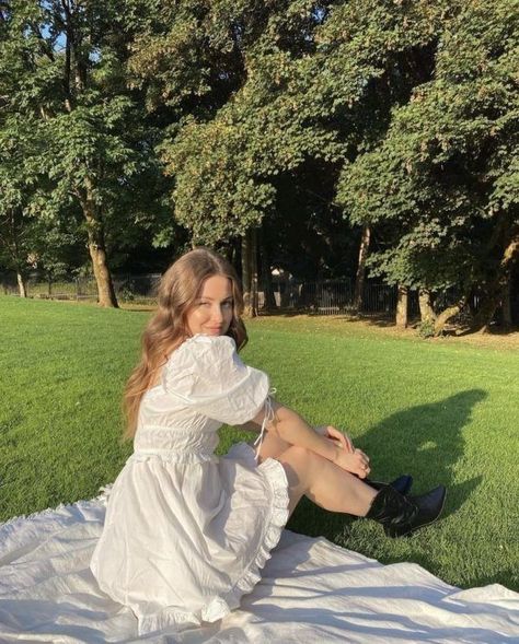 Cute Picnic Photos, Picnic Inspo Pics, Dress Nature Photoshoot, Nature Photoshoot Aesthetic, Summer Outfits Photoshoot, Outfit For Picnic, Picnic Fits, Picnic Poses, Photoshoot In Nature