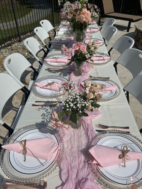 Table Decor Outdoor Party, Sweet 16 Decorations Table, Simple Sweet 16 Table Decor, Sweet 16 Place Settings, Table Settings Sweet 16, Pink Themed Birthday Party Sweet 16, Sweet 16 Party Table Ideas, Simple Quince Party Ideas, Coquette Party Aestethic