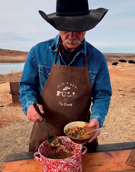 Chuck Wagon Cooking: Recipes From Kent Rollins – Cowboys and Indians Magazine Chuck Wagon Chili, Chuck Wagon Cooking, Cowboy Recipes, Cast Iron Dutch Oven Cooking, Cowboy Chili, Cowboy Food, Kent Rollins, Ranch Recipe, Dutch Oven Cooking