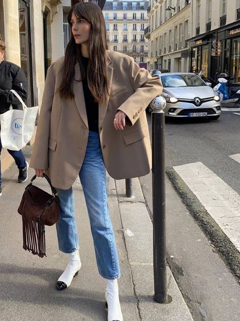 This Is the One Pair of Jeans French Women Are Wearing in 2020 Leia Sfez, French Girl Style, 2020 Fashion Trends, Frankie Shop, Denim Trends, French Women, 가을 패션, Parisian Style, Look Fashion