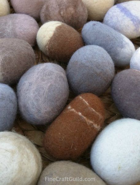 Diy Rug Ideas, Felted Stones, Rugs Layout, Pebble Rug, Felted Rug, Diy Mattress, Felt Rug, Carpet Repair, Stone Rug