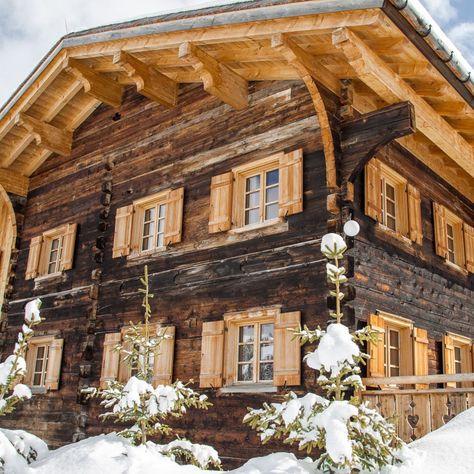 Alpine House Exterior, Austrian Ski Chalet, Swiss Chalet Architecture, Modern Swiss Chalet Exterior, Swiss Chalet House Exterior, Swiss Chalet Exterior, Ski Chalet Exterior, Swiss Ski Chalet, Alpine Retreat